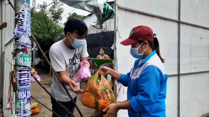 Trao quà đến người dân ở P.Phước Long A và Phước Long B (ngày 19/09/2021)